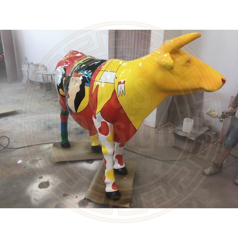 Bunte Lebensgroße Kuh im abstrakten Picasso Style Bunte Kuh Verrückte Bemalung