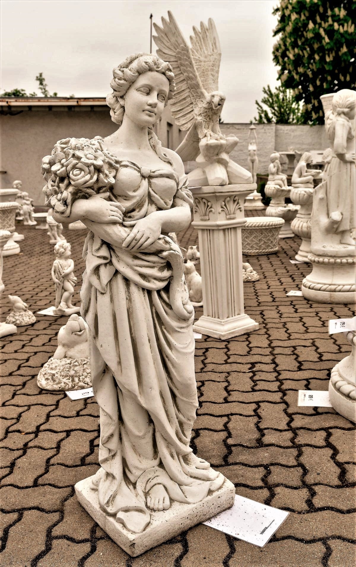 Blumenfrau Griechische Gartenfigur mit Blumen Steinfigur Frauenfigur